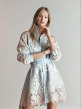 Mini-robes brodées à taille creuse nouée